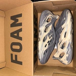 YEEZY RNNR Foam Runner Moon